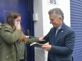 Mauricio Macri le regaló un libro a una seguidora de Córdoba